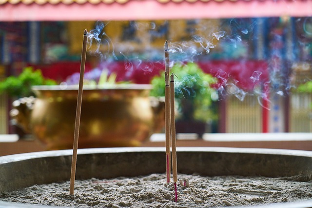 how to use incense